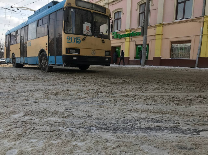 Центр Чернівців перетворився на ковзанку, а дороги вкрила «каша» зі снігу (ФОТО)