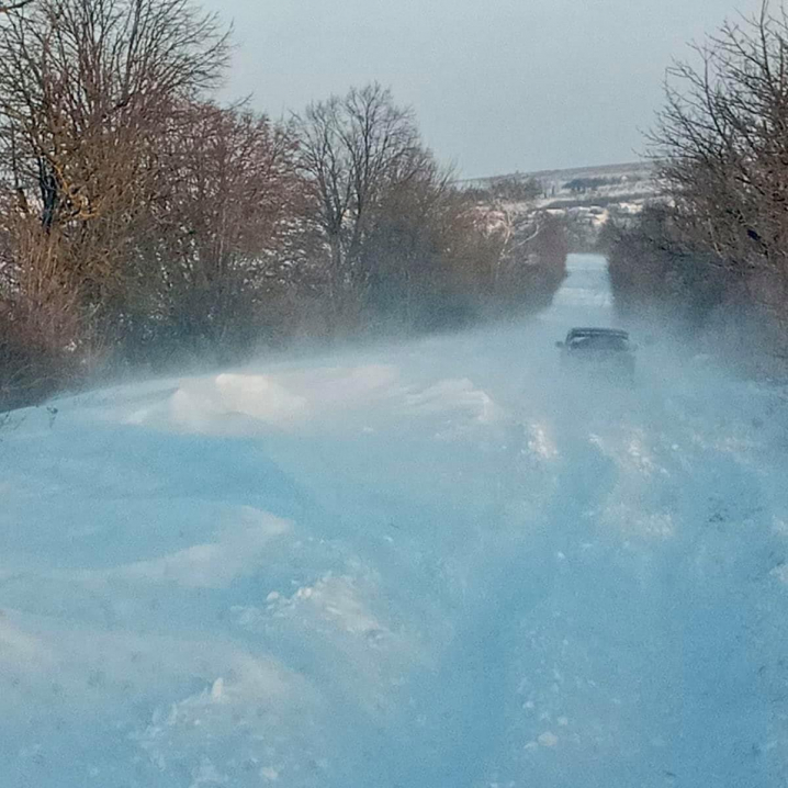 На Буковині від снігових заметів вночі визволили понад півсотні автомобілів