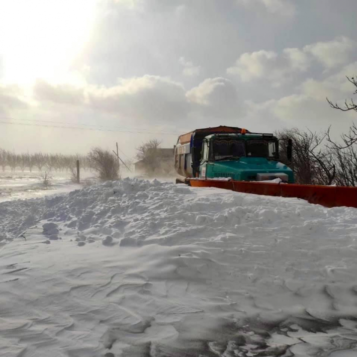 На Буковині від снігових заметів вночі визволили понад півсотні автомобілів