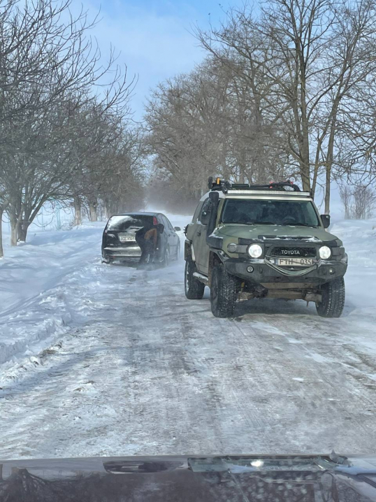 На Буковині від снігових заметів вночі визволили понад півсотні автомобілів