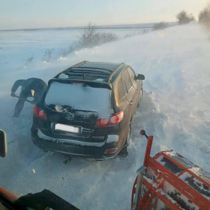 На Буковині від снігових заметів вночі визволили понад півсотні автомобілів