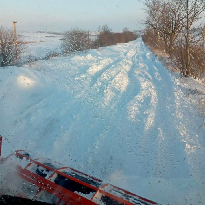 На Буковині від снігових заметів вночі визволили понад півсотні автомобілів