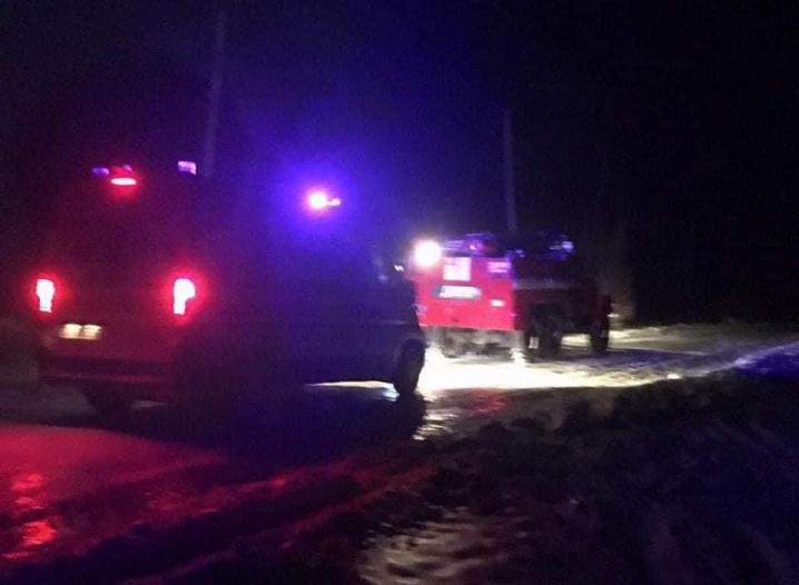 Рятувальники Буковини  допомогли визволити карети швидкої допомоги із заметів