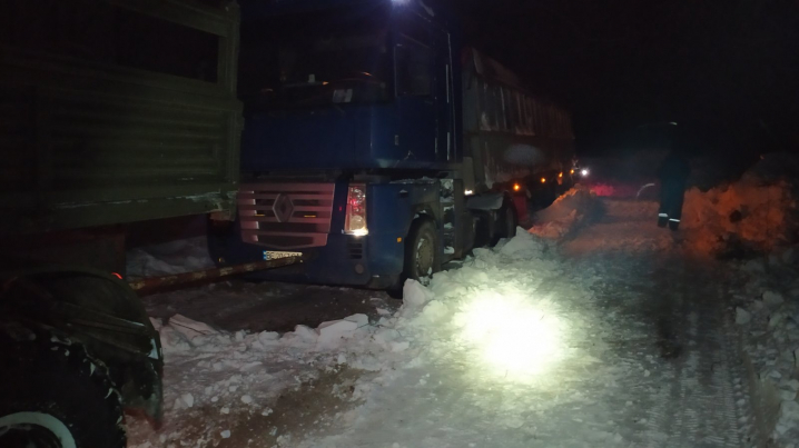 Наслідки негоди на Буковині: у снігові замети потрапляли вантажівки, мікроавтобуси та карета швидкої допомоги