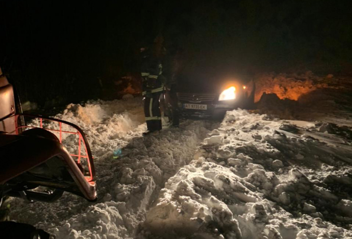 Наслідки негоди на Буковині: у снігові замети потрапляли вантажівки, мікроавтобуси та карета швидкої допомоги