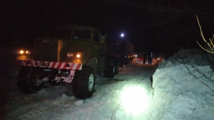 Наслідки негоди на Буковині: у снігові замети потрапляли вантажівки, мікроавтобуси та карета швидкої допомоги