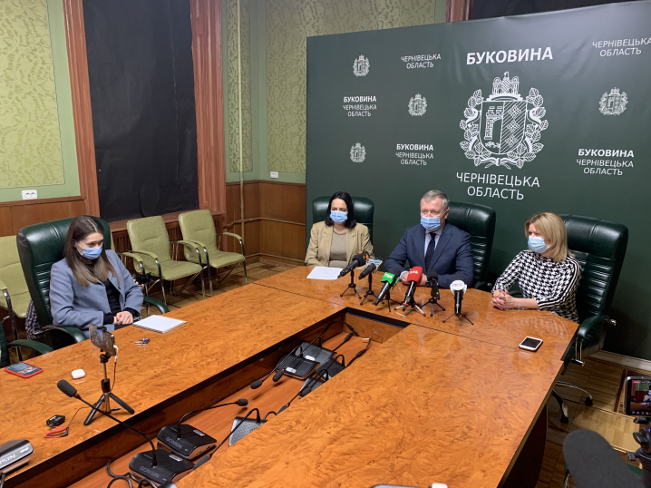 Якби не темні плівки на вікнах ресторанів: після локдауну ситуація з СOVID-19 у Чернівецькій області значно погіршилась
