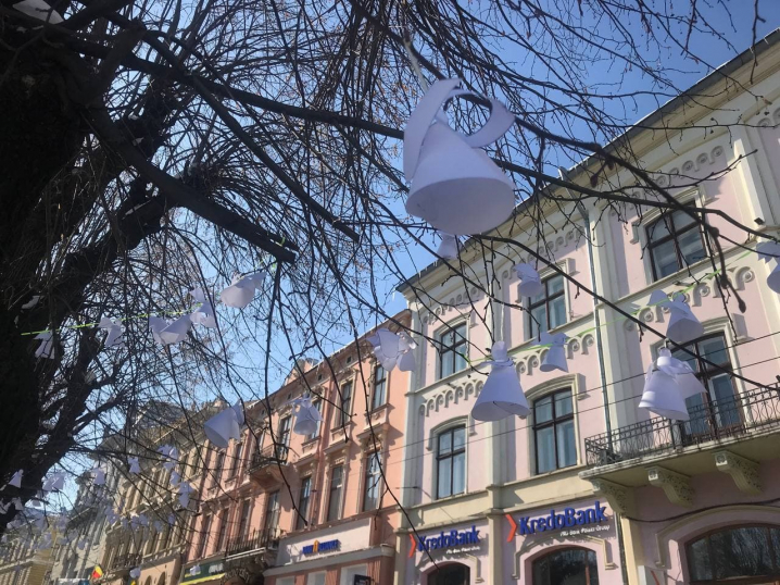 "Ангели пам'яті": чернівчани долучилися до тихої акції вшанування Героїв Небесної Сотні