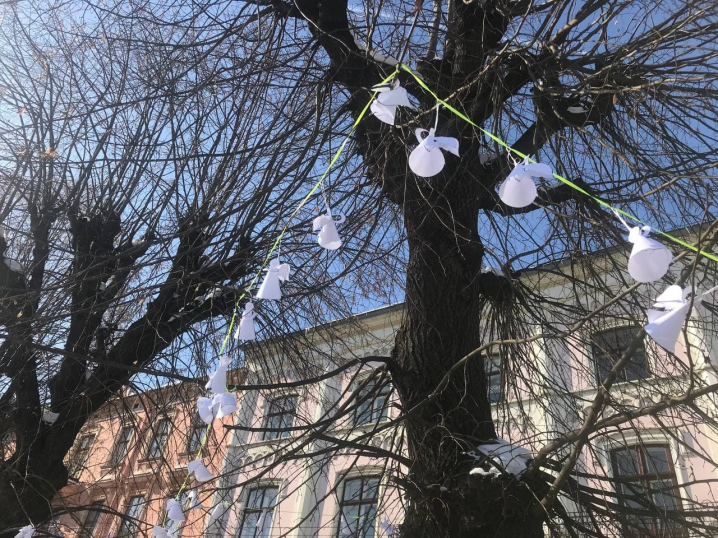 "Ангели пам'яті": чернівчани долучилися до тихої акції вшанування Героїв Небесної Сотні