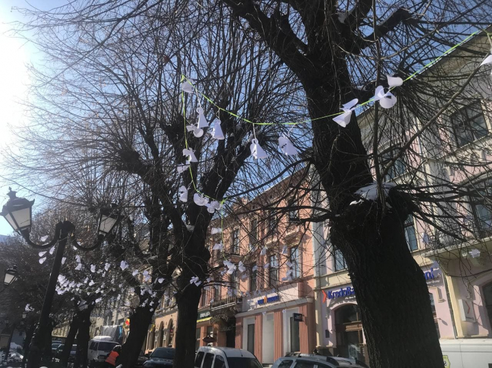 "Ангели пам'яті": чернівчани долучилися до тихої акції вшанування Героїв Небесної Сотні