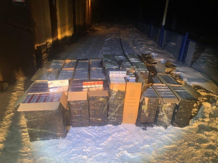 Буковинські контрабандисти залишилиши 16 тисяч пачок цигарок втікаючи від прикордонників 