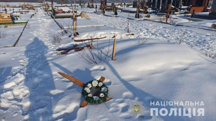 На Буковині невідомі знищили 14 надгробних хрестів на кладовищі