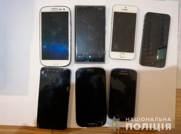 Чернівецькі поліцейські розшукали злодія, який викрав 7 мобільних телефонів та 11 планшетів