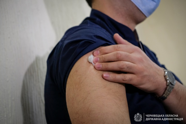 Вакцинація від коронавірусу стартувала на Буковині: щеплення зробили вже 40 медикам(ФОТО)