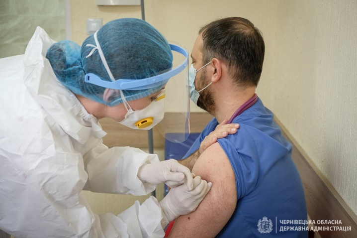 Вакцинація від коронавірусу стартувала на Буковині: щеплення зробили вже 40 медикам(ФОТО)