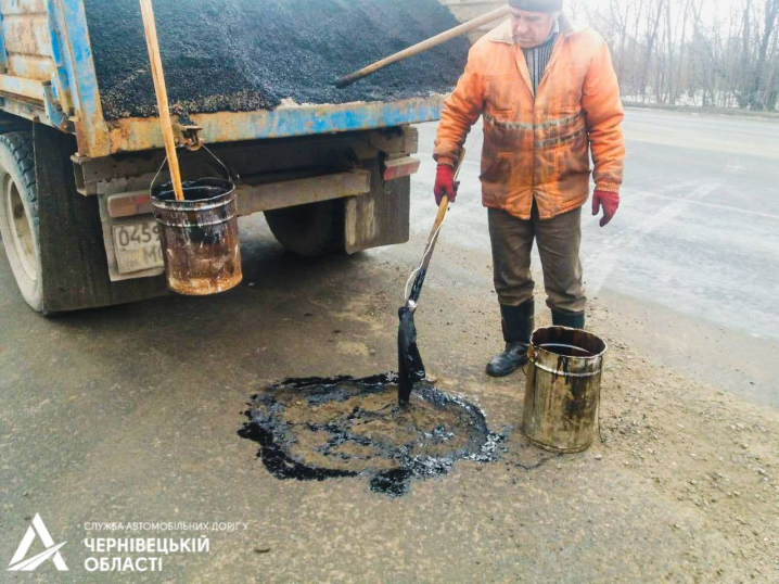На території Чернівецької області дорожники проводять ямковий ремонт