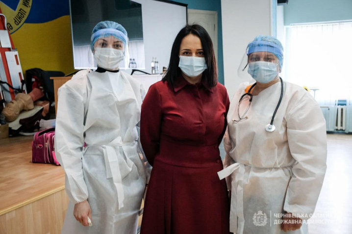 Заступниця голови Чернівецької ОДА Наталія Гусак вакцинувалась від коронавірусу