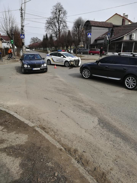 У Чернівцях поліцейський автомобіль потрапив в ДТП