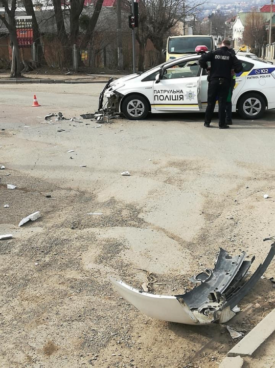 У Чернівцях поліцейський автомобіль потрапив в ДТП