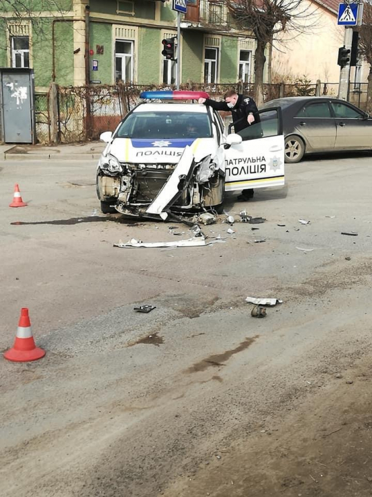 У Чернівцях поліцейський автомобіль потрапив в ДТП