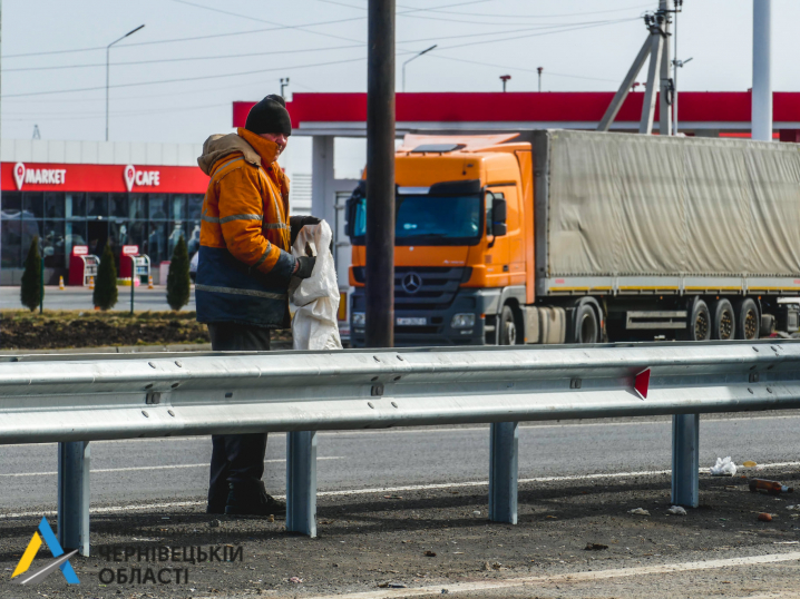 Вивезли чотири КамАЗи сміття: дорожники прибрали територію біля КПП «Порубне»