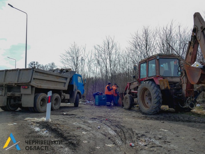 Вивезли чотири КамАЗи сміття: дорожники прибрали територію біля КПП «Порубне»