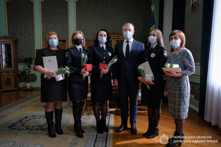 Військові, поліціянтки, прикордонниці, лікарки: голова Чернівецької ОДА нагородив буковинок