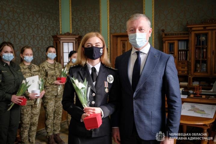 Військові, поліціянтки, прикордонниці, лікарки: голова Чернівецької ОДА нагородив буковинок