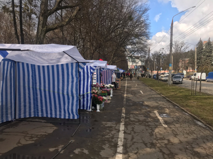 У Чернівцях біля парку Шевченка відкрився справжній «квітковий» ринок