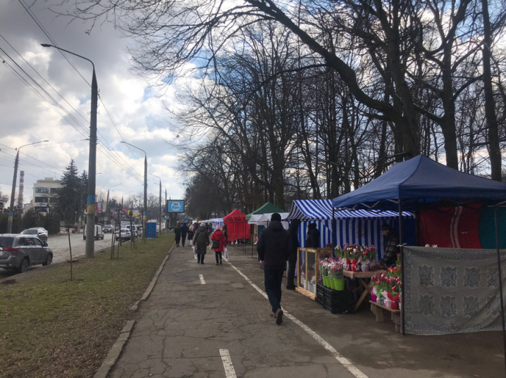 У Чернівцях біля парку Шевченка відкрився справжній «квітковий» ринок