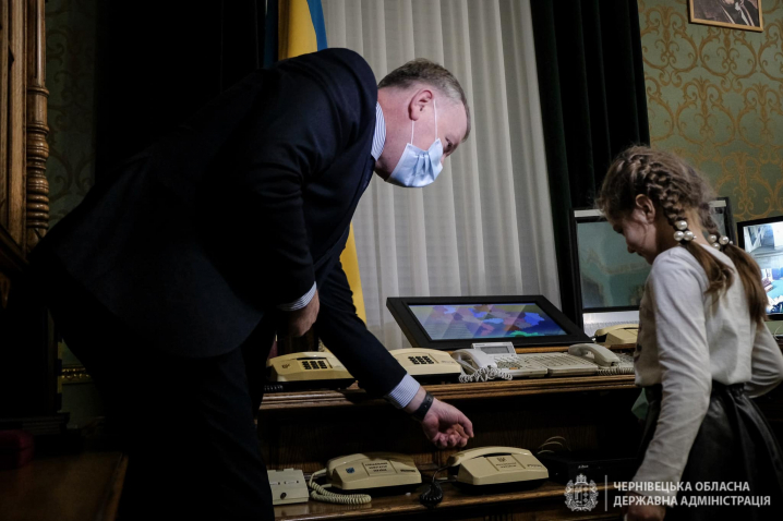 Дівчинку, яку вчора принизили в садочку, зі святом 8-го березня привітав Президент України (ФОТО)