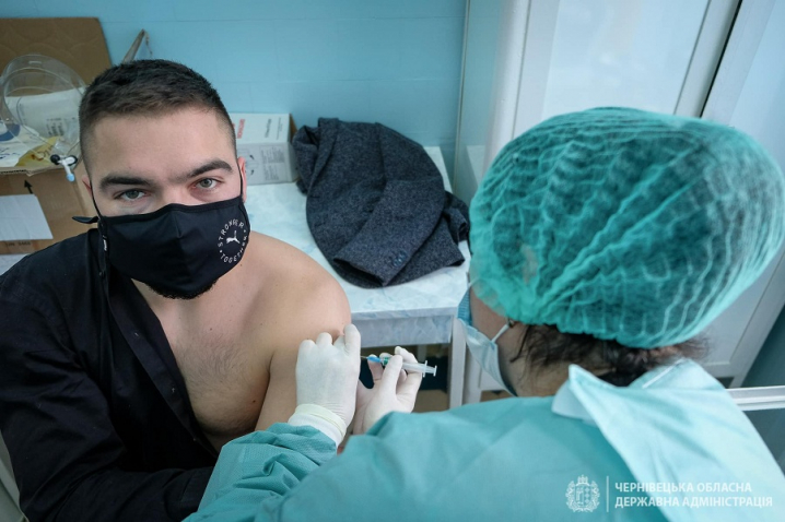 Щеплення на Буковині: які відомі чернівчани вакцинувалися сьогодні