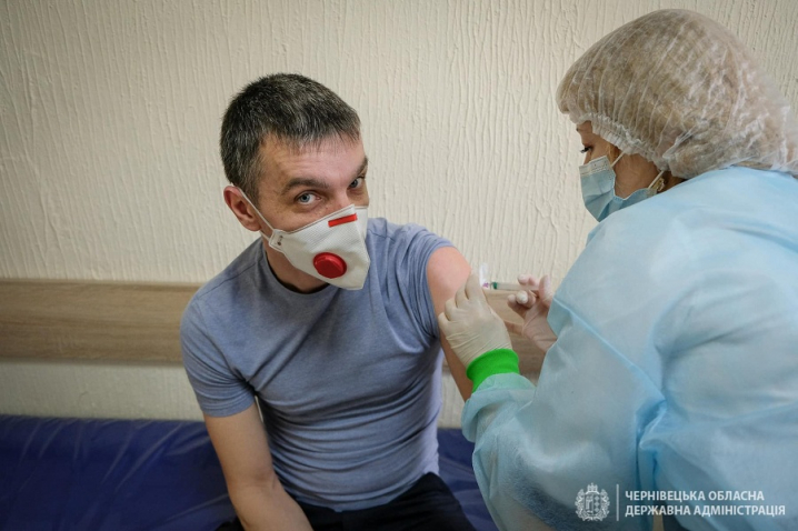 Журналісти, письменники та держслужбовці: хто з відомих буковиніців вакцинувався сьогодні