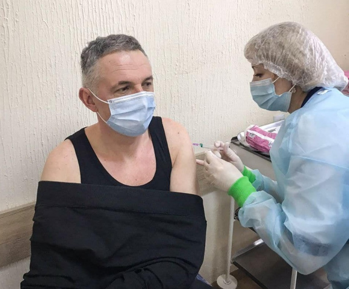 Журналісти, письменники та держслужбовці: хто з відомих буковиніців вакцинувався сьогодні