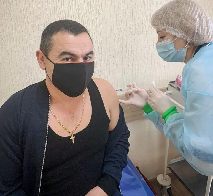 Журналісти, письменники та держслужбовці: хто з відомих буковиніців вакцинувався сьогодні