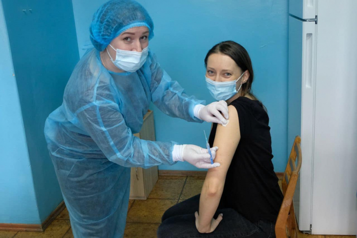 На Буковині сьогодні вакцинували громадських діячів, представників галузі культури та журналістів