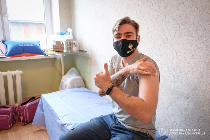 Відомі музиканти, фотографи та журналісти – у Чернівецькій області триває вакцинація знаних буковинців від COVID-19