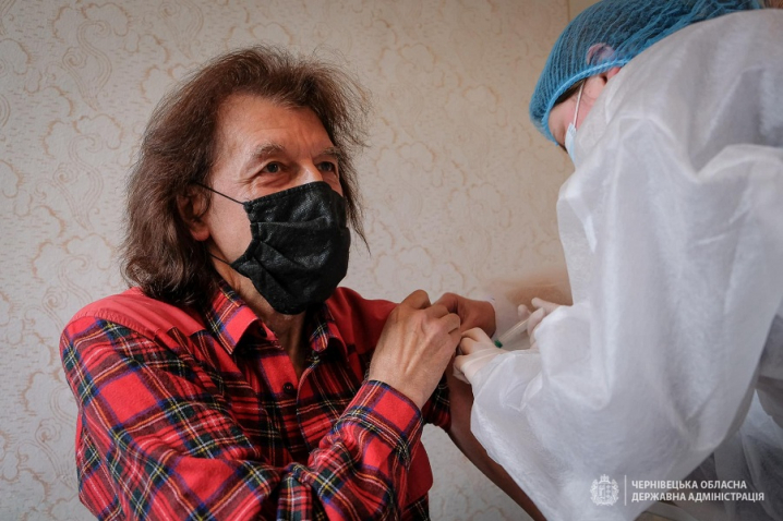 Відомі музиканти, фотографи та журналісти – у Чернівецькій області триває вакцинація знаних буковинців від COVID-19