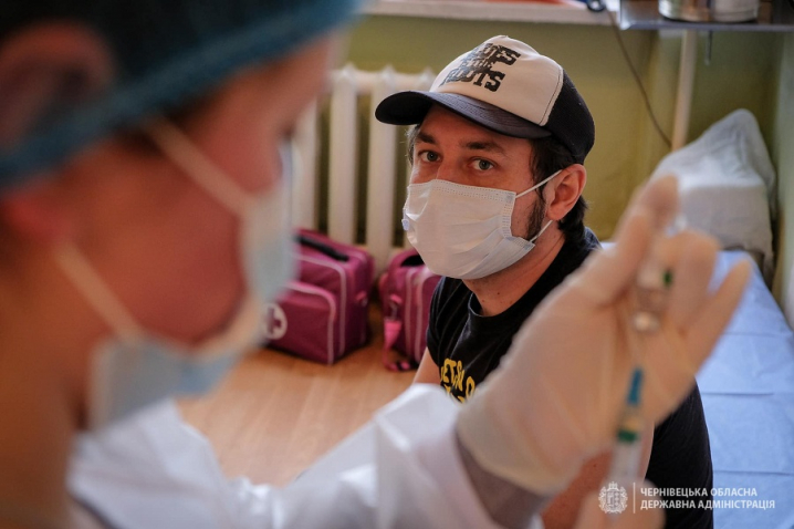 Відомі музиканти, фотографи та журналісти – у Чернівецькій області триває вакцинація знаних буковинців від COVID-19