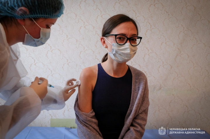 Відомі музиканти, фотографи та журналісти – у Чернівецькій області триває вакцинація знаних буковинців від COVID-19