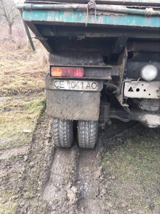 Вивозив будівельне сміття на Прут: у Чернівцях розшукують водія КАМАЗа, який втік від інспекторів