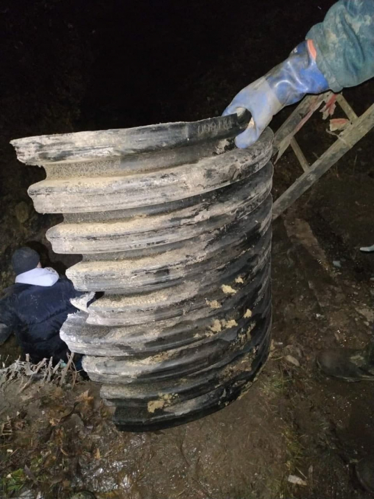 У трубі більше 15 тон сміття: 16 годин Чернівціводоканал рятував "Жовтневий" парк від затоплення