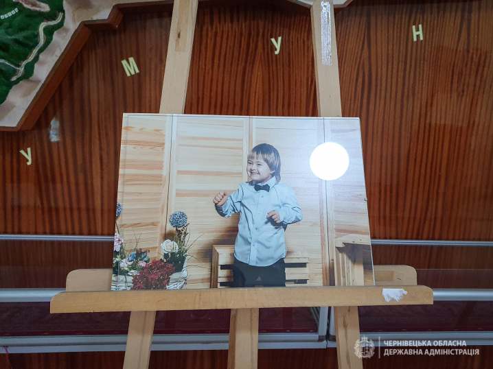 Усміхнені, емоційні, безпосередні: у Чернівцях відкрили фотовиставку на підтримку «дітей сонця»