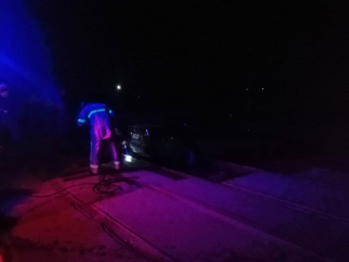 Застряг на залізничній колії: на Буковині рятувалики буксирували автомобіль