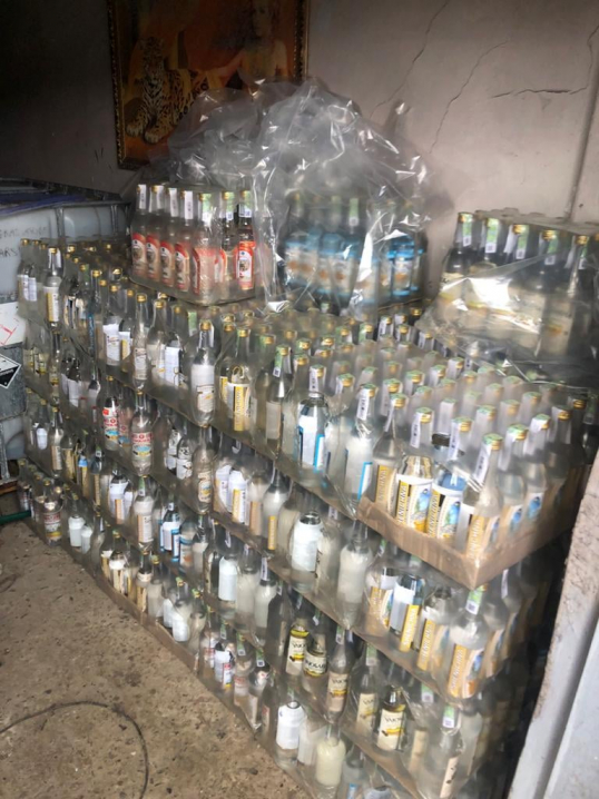 На Буковині викрили "підпільний цех" із алкоголем: вилучили понад 500 літрів
