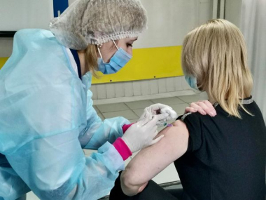 Головна санітарна лікарка Буковини Наталія Гопко вакцинувалася від COVID-19