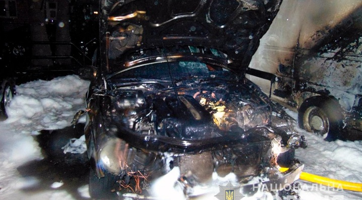 Пожежа на парковці: у Чернівцях спалахнуло одразу декілька автівок - © Чернівецький промінь