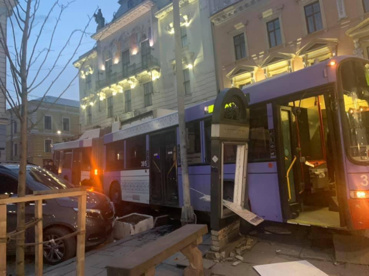 У центрі Чернівців сталася ДТП: тролейбус в‘їхав у клумби та протаранив автомобіль