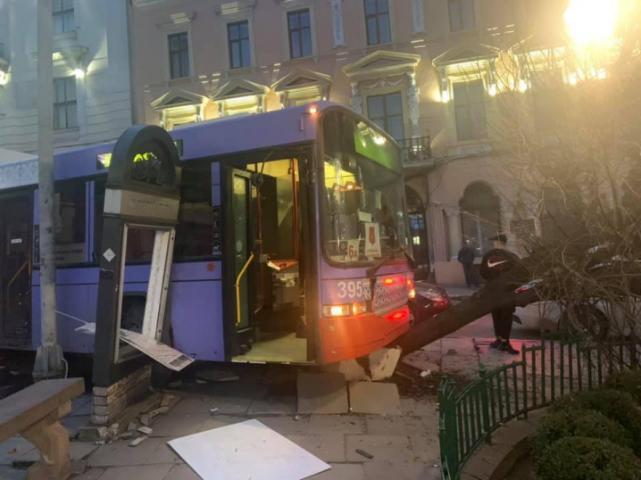 У центрі Чернівців сталася ДТП: тролейбус в‘їхав у клумби та протаранив автомобіль