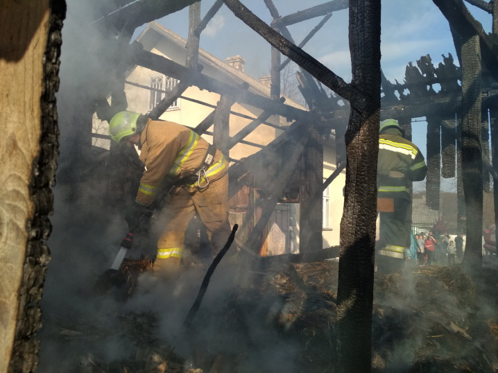 Необережне поводження з вогнем: на Буковині виникла пожежа у навісі з сіном